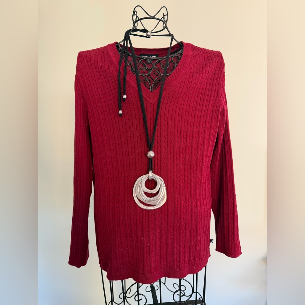 Silver tone necklace with ajustable black cord